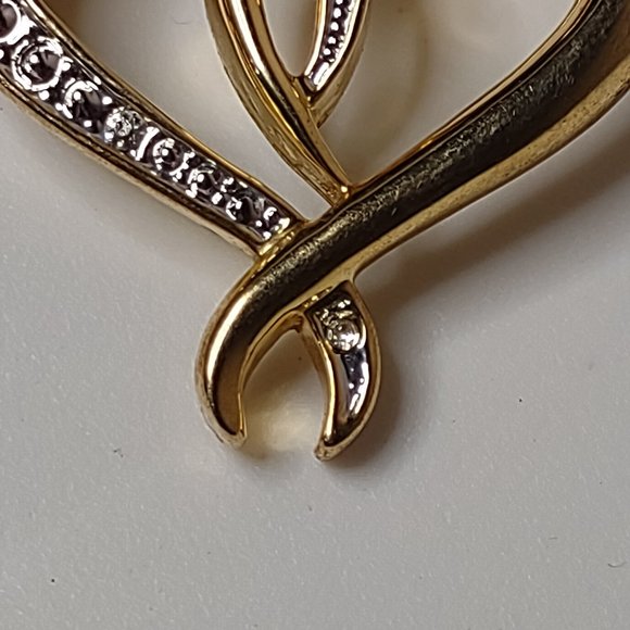 Cute Gold Tone Heart Shaped Brooch - Picture 7 of 16